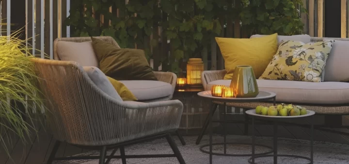 taras z meblami ogrodowymi oraz dywanem