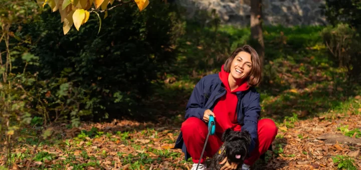 kobieta z psem w ogrodzie