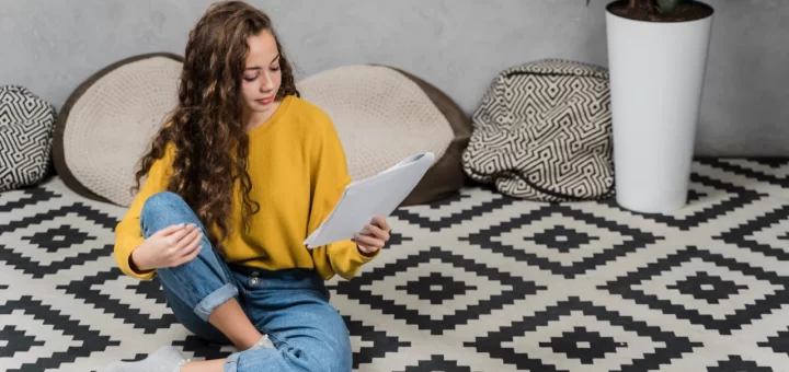 kobieta siedzi na dywanie