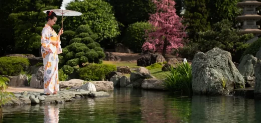 kobieta w japońskim ogrodzie